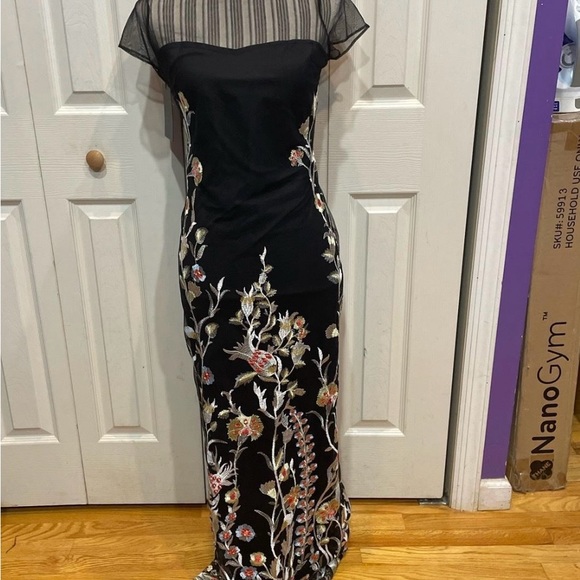 ISO NEW WOMENS BLACK FLORAL EMBROIDERY DRESS SIZE SMALL - Picture 1 of 4